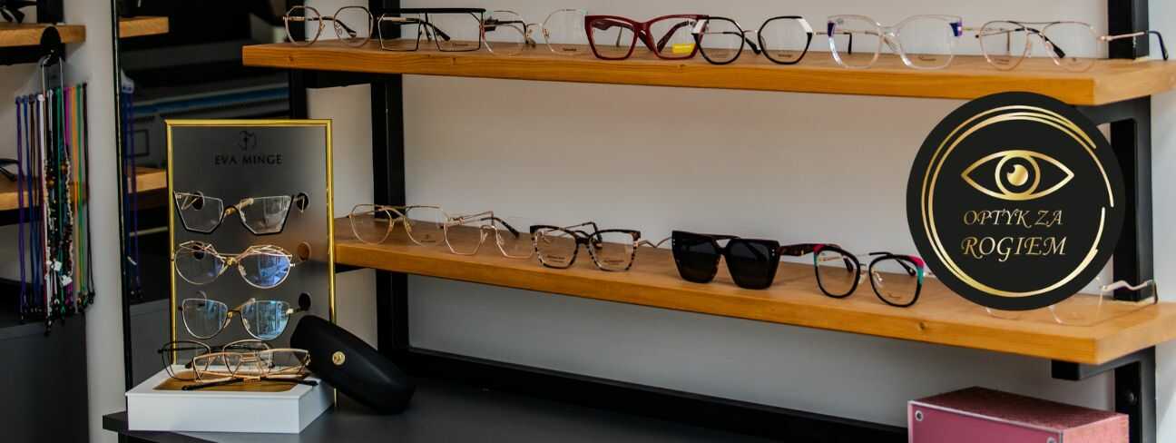 Ekspozycja opraw okularowych w salonie Optyk Za Rogiem w Warszawie