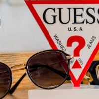 Markowe okulary przeciwsłoneczne – zbliżenie na oprawę i soczewki