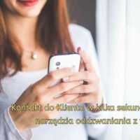 Kobieta trzyma smartfon przy oknie, grafika do poradnika o oddzwanianiu z WWW