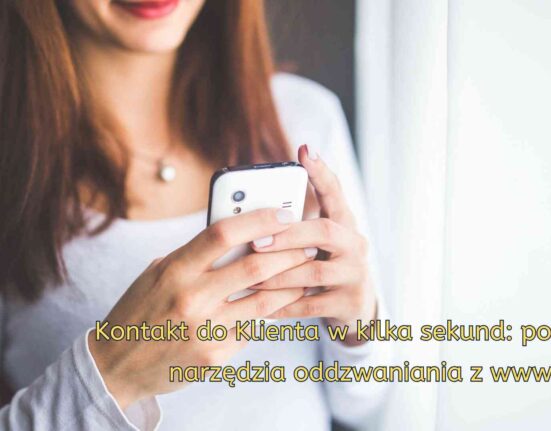 Kobieta trzyma smartfon przy oknie, grafika do poradnika o oddzwanianiu z WWW